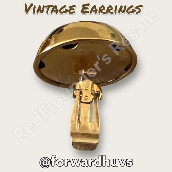 Beautiful Vintage Clip On Earrings - Picture 5 of 8